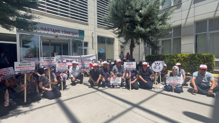 Niğde’de kamu işçilerinden oturma eylemi