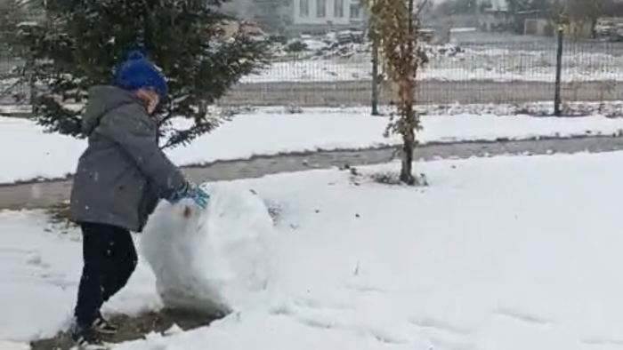 Niğde’ye yağan kar en çok çocukları sevindirdi