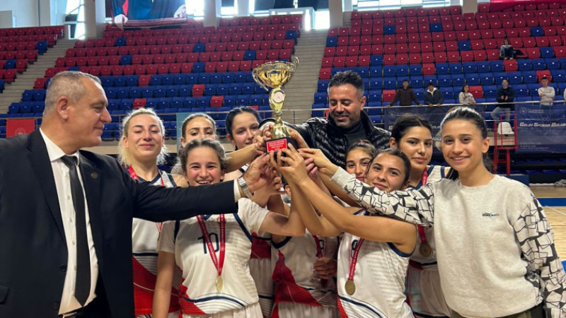 Kızlar Basketbolda  15 Temmuz Şehitler Lisesi Şampiyon Oldu 